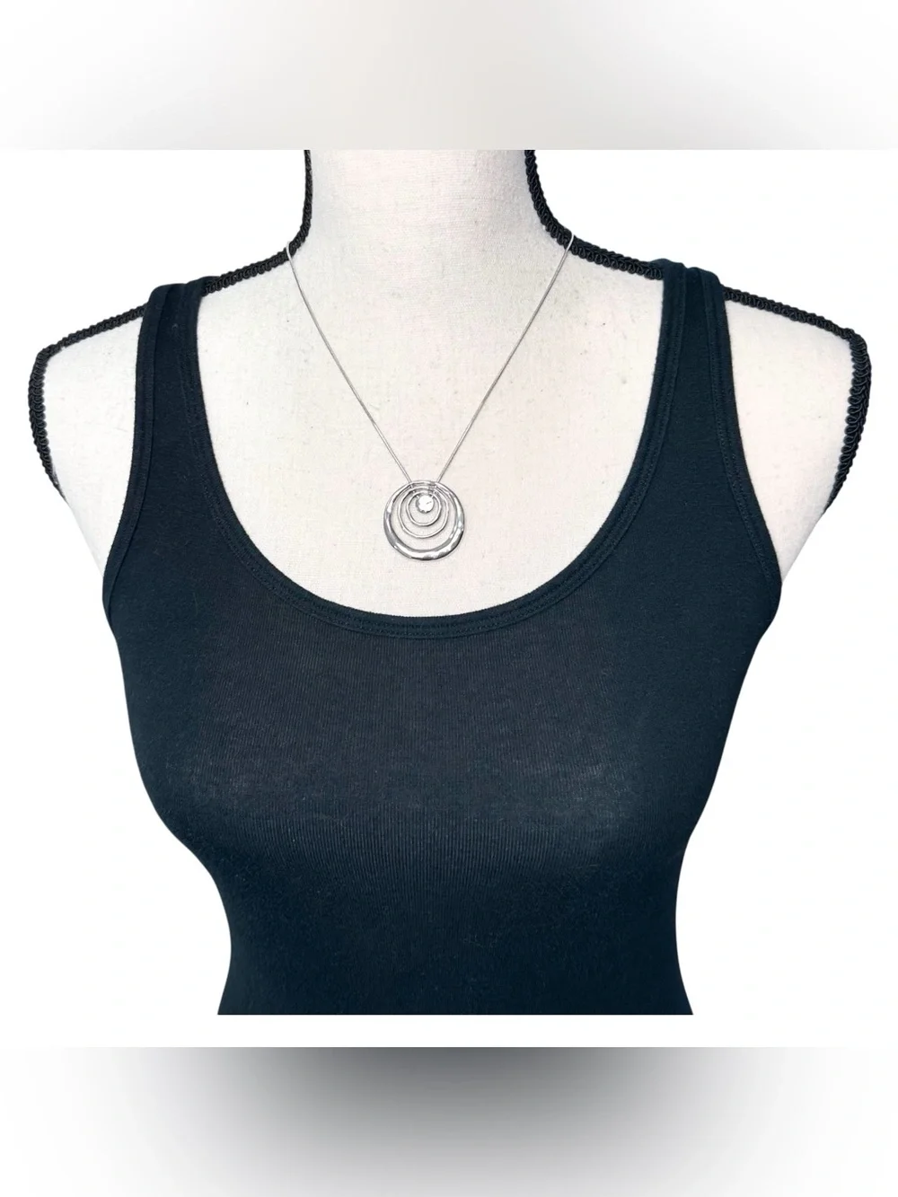 🤍 Silver Tone Concentric Circles Pendant Necklace